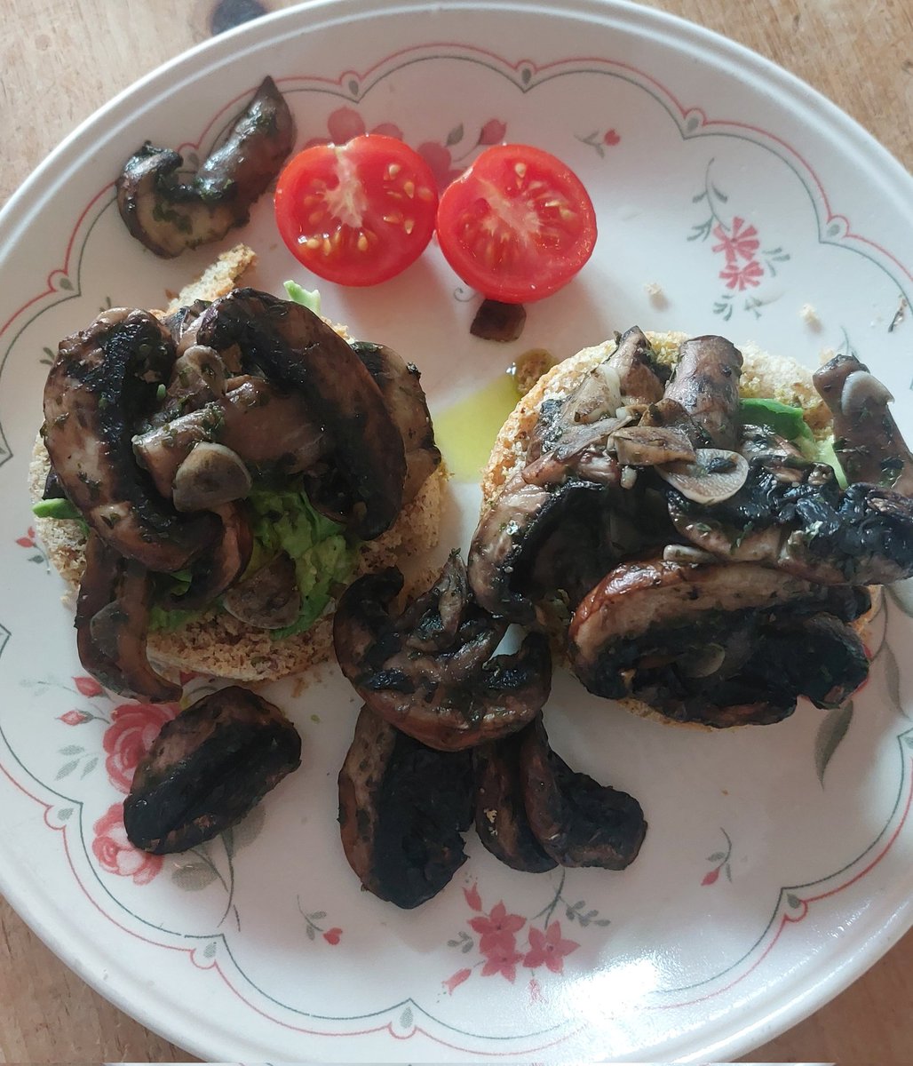 Daffodil01chase's tweet photo. Just made your wife's mug bread, popped it in air fryer to toast and added some mushrooms tossed in garlic @DrMichaelMosley #perfectstarttotheday https://t.co/8kWGvrroFQ