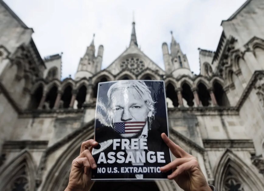 Julian Assange ist ein Held: er hat Kriegsverbrechen der USA im Irak aufgedeckt. Er muss freigelassen werden! Seit 2019 wird er in London im Hochsicherheitsgefängnis Belmarsh festgehalten. Jetzt droht ihm die Auslieferung in die USA. Der Londoner High Court behandelt seinen Fall…
