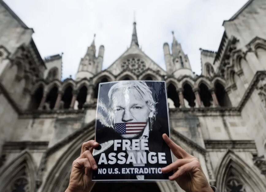 DanieleGanser's tweet image. Julian Assange ist ein Held: er hat Kriegsverbrechen der USA im Irak aufgedeckt. Er muss freigelassen werden! Seit 2019 wird er in London im Hochsicherheitsgefängnis Belmarsh festgehalten. Jetzt droht ihm die Auslieferung in die USA. Der Londoner High Court behandelt seinen Fall…