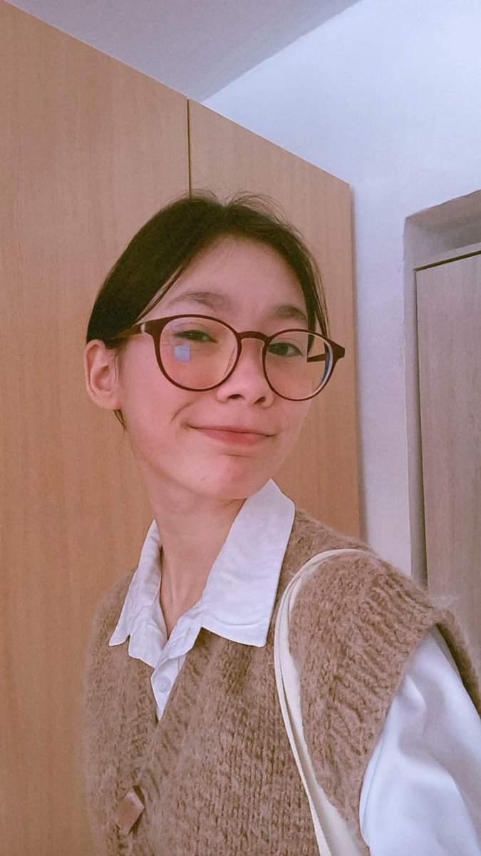 сегодня я типО "light academy". шучу, у меня просто все постиранное, осталась только рубашка, которую я не ношу и жилетка, чтобы было теплее. и шопер  с импровизаторами (это база)