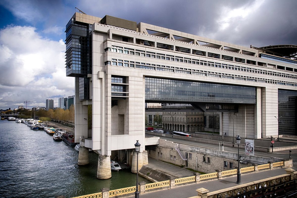 Incohérence totale : le <a href="/gouvernementFR/">Gouvernement</a> ampute #MaPrimeRenov' d'1 milliard d'euros.

A peine deux mois après le vote d'une loi de finances assez défavorable au #bâtiment et au #logement, le ministre de l'Economie <a href="/Economie_Gouv/">Ministère de l'Économie et des Finances</a> vient d'annoncer revenir largement sur la seule