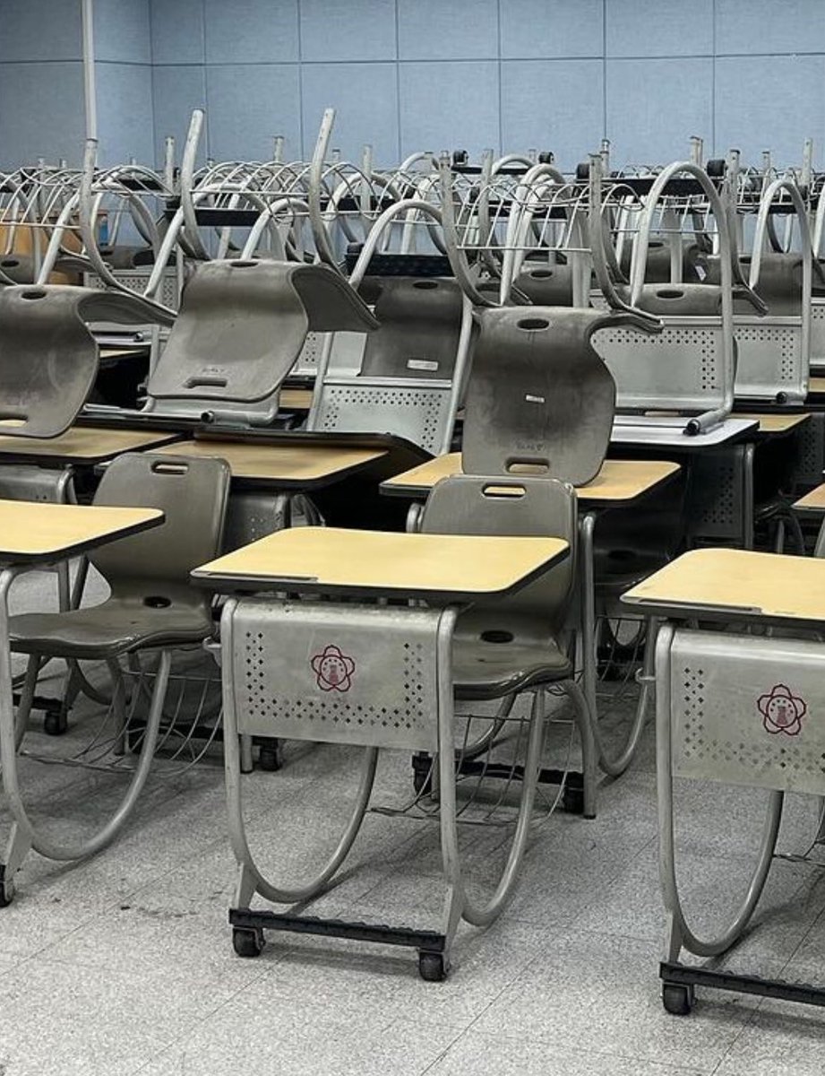 저도 그 유명한 대학용 의자를 쓰게 되억읍니다