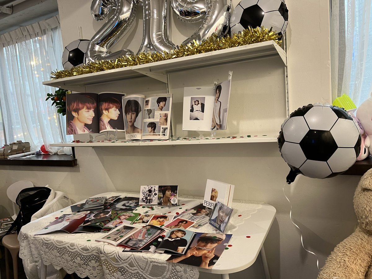 fallinlovenct's tweet photo. 📍카페 위밋데얼

축구 컨셉이 궁금해서 간 ��, 생각보다 예뻤구 럭드도 있었고 포토부스도 있었는데 시즈니들이 넘 많아서 다른 생카 가려고 구경만 하고 나왔는데 좀 아쉬움 럭드 특전이 귀여웠어서

#정우의_26번째_골 
#김축구_축구교실_오픈 https://t.co/SW7THJ3ANS
