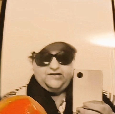 انا لما أوري صحبتي اكونت الكراش وتضيفه عندها وتنزل صورها كإغراء شكلها في الصور بيبقي عامل كده