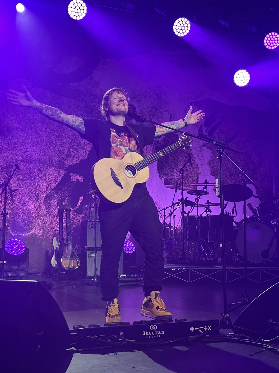 Shadowtale13's tweet photo. Feeling like the luckiest Sheerio to get to hang out with it with bestie on his birthday. In the front row. You’re worth every bit of my jet lag @edsheeran ! Hope you had the best birthday, love ya! #edsheeran #capitaltheatre https://t.co/cz5bA7y8BZ
