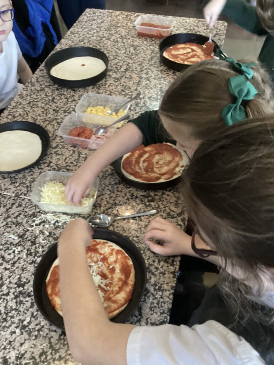 ecclaneends's tweet photo. A huge thank you to @TheBillingeArms for providing our children with a free pizza making class as part of their Wellbeing Wednesday’s curriculum! They absolutely loved making and eating their own pizzas! Thank you for your kindness &amp; community spirit! ❤️🍕 https://t.co/J2GKrvv761