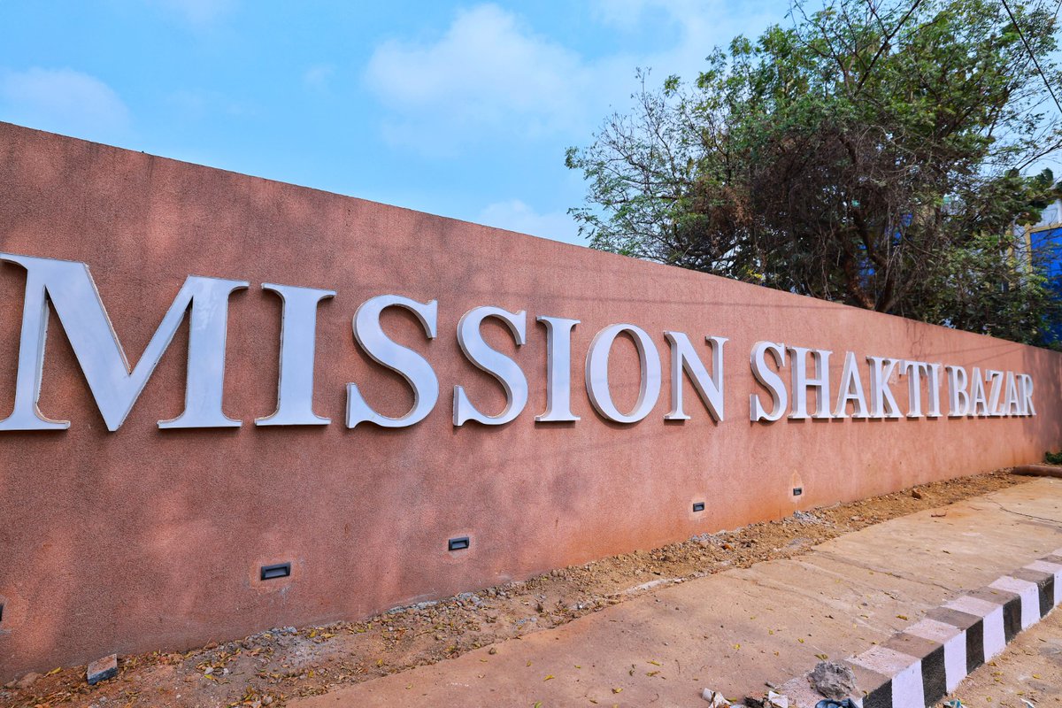 Chairman, #5T and #NabinOdisha, Shri Kartik Pandian visited the Mission Shakti Bazar which is being constructed in the heart of Bhubaneswar. The sprawling Mission Shakti Bazar, which will be a delight to urban customers, is being developed under the 5T initiative, and nearing