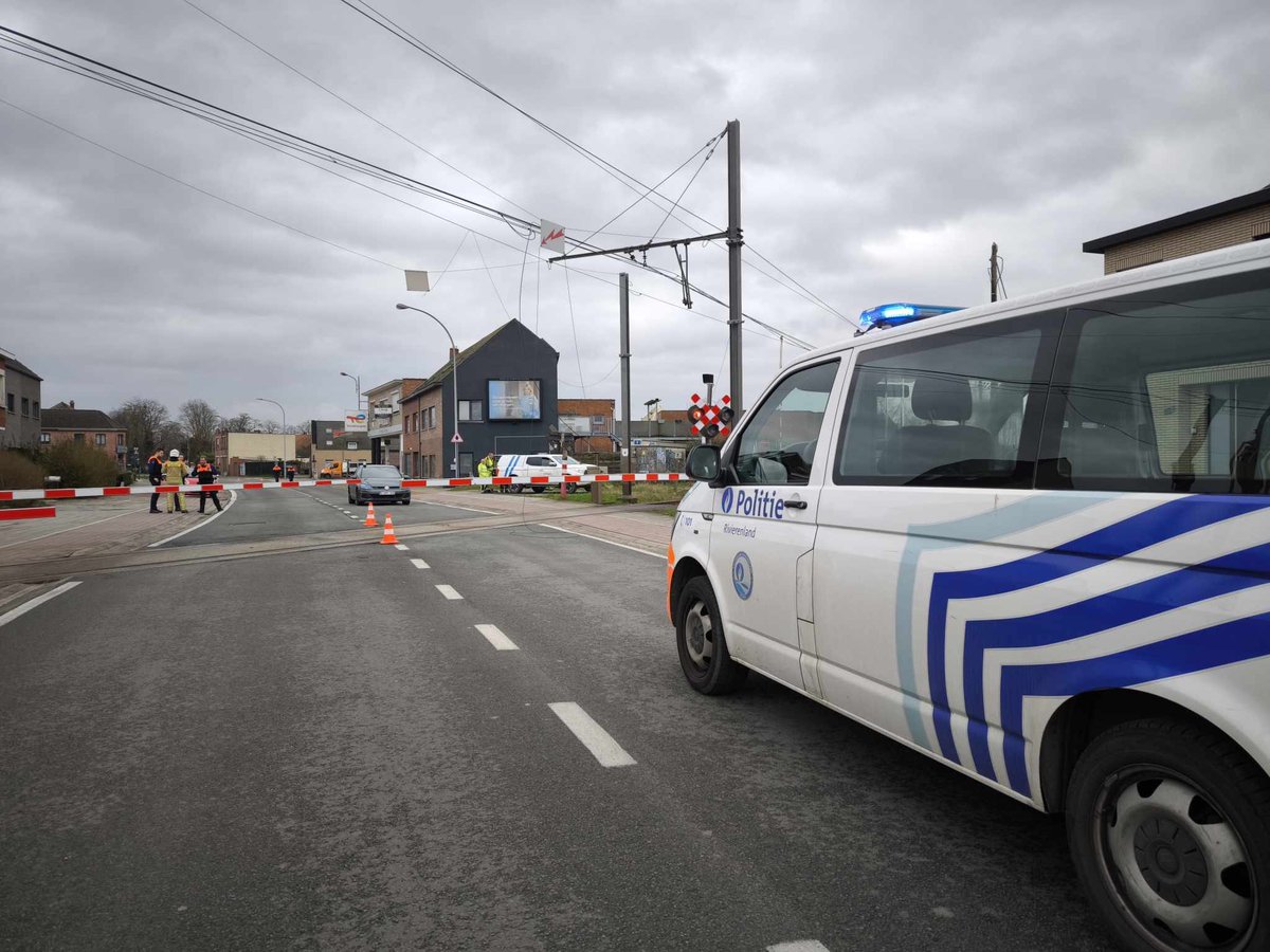 Op de Mechelsesteenweg in #Willebroek is het verkeer in beide richtingen onderbroken tussen Krekelenberg en Venusstraat. 
Men dient een plaatselijke omleiding te volgen.