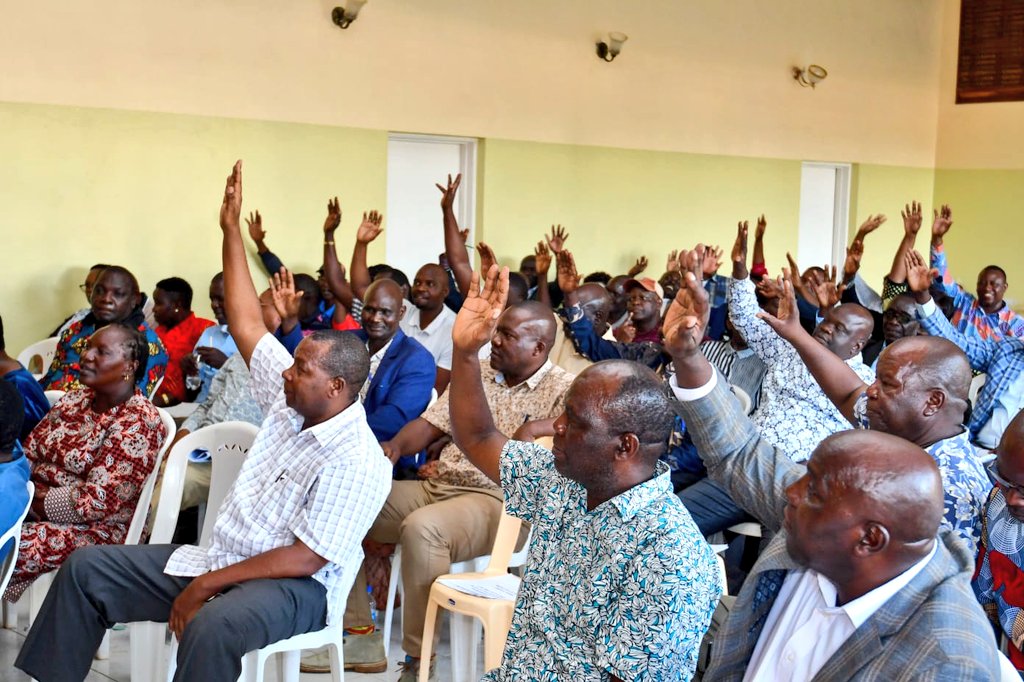 DCI_Kenya's tweet photo. The Director DCI Mr Mohamed I. Amin who is also the Patron of CID Welfare Association congratulates the newly elected officials of the association. The association that started in the year 1996 as a small voluntary in-house outfit under the leadership of the then CID Director https://t.co/IneAlefs1T
