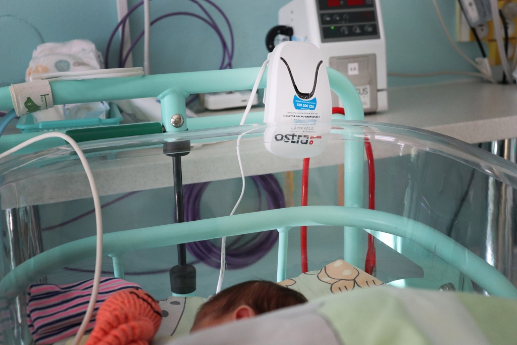 OSTRA GROUP předala monitory dechu na podporu projektu „Maminko, dýchám“. Děkujeme, že můžeme pomáhat na správných místech a přejeme všem nově narozeným dětem především zdraví.