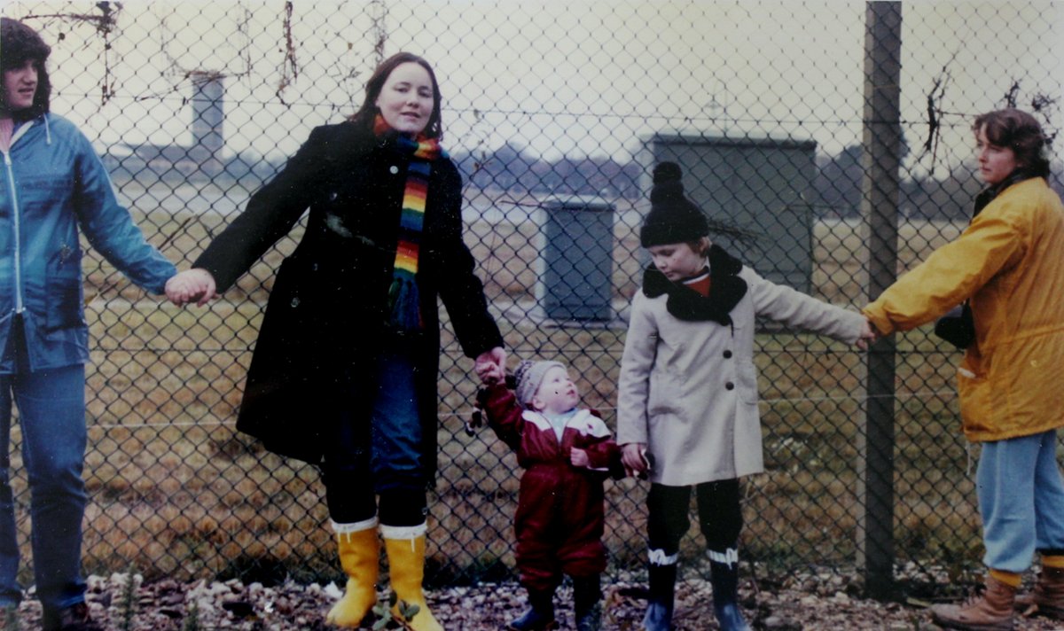 clubdesfemmes's tweet photo. Open your hearts and minds to Carry Greenham Home, Beeban Kidron and Amanda Richardson germinal feminist documentary from 1983.....
Join us ⚡️ Wed 21st 7pm @Tate Britain, where we will be showing an extract from the film's newly digitised rushes!! 👇🌈🌍
https://t.co/CxbLhQKjpI https://t.co/R7uWKDqVXI