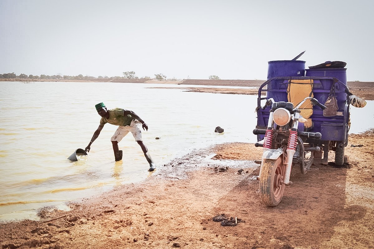PNUD_BFA's tweet photo. Visite de haut niveau au barrage de Niangdo : Échanges fructueux avec les populations et les bénéficiaires sur les perspectives de dév et aménagements connexes, avec la présence de M. l'Amb de l'Inde et M. @teixei15 (RRai PNUD) #PAMED #Environnement #DeveloppementDurable 🌴🌊 https://t.co/dOcSywm45S