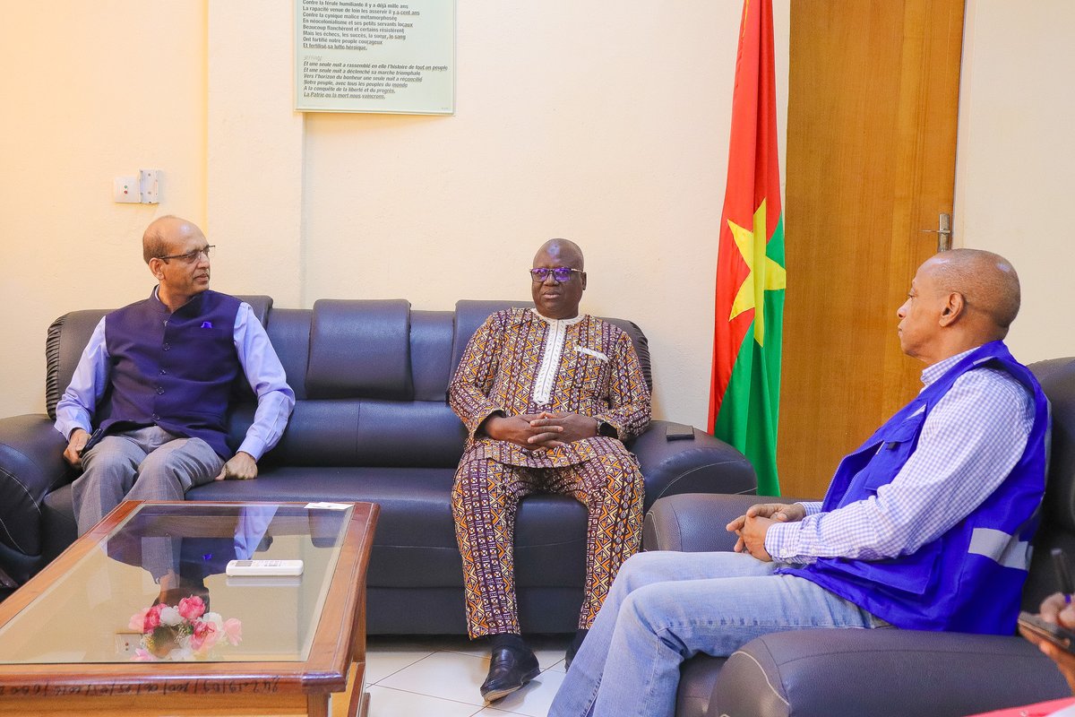 PNUD_BFA's tweet photo. Visite de haut niveau au barrage de Niangdo : Échanges fructueux avec les populations et les bénéficiaires sur les perspectives de dév et aménagements connexes, avec la présence de M. l'Amb de l'Inde et M. @teixei15 (RRai PNUD) #PAMED #Environnement #DeveloppementDurable 🌴🌊 https://t.co/dOcSywm45S