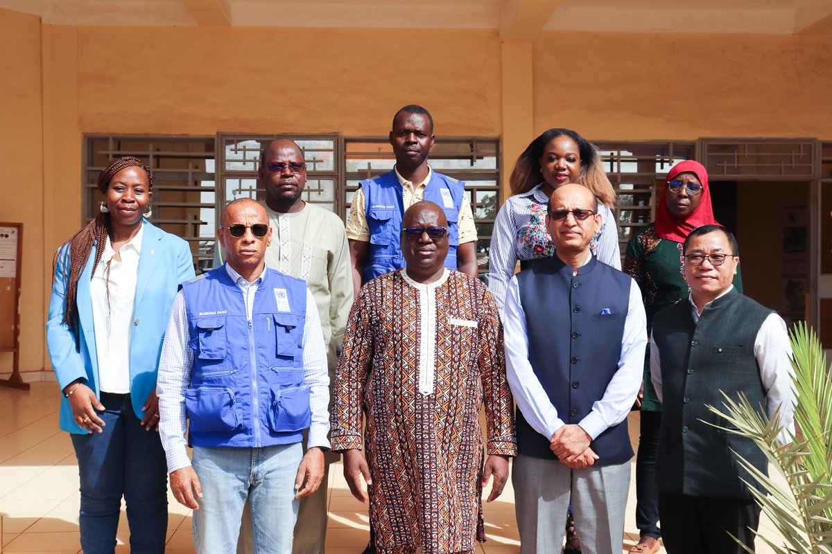 PNUD_BFA's tweet photo. Visite de haut niveau au barrage de Niangdo : Échanges fructueux avec les populations et les bénéficiaires sur les perspectives de dév et aménagements connexes, avec la présence de M. l'Amb de l'Inde et M. @teixei15 (RRai PNUD) #PAMED #Environnement #DeveloppementDurable 🌴🌊 https://t.co/dOcSywm45S