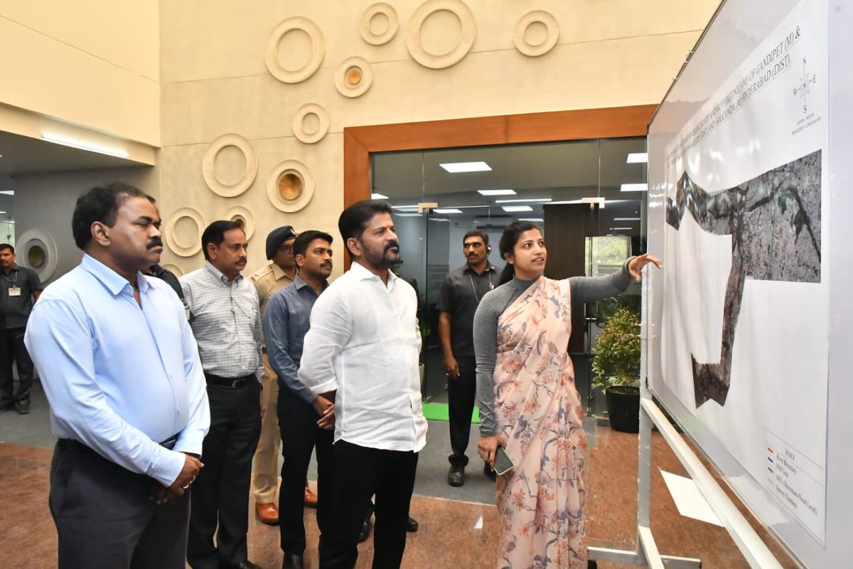 sayesekhar's tweet photo. .@TelanganaCMO @revanth_anumula reviewing the #MusiRiverfrontDevelopment at #HGCL office. Principal Secretary MA&UD, Joint Commissioner of @HMDA_Gov @amrapalikata and others participated. @newstapTweets https://t.co/pdByrg9JEN