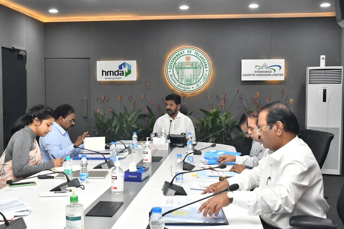 sayesekhar's tweet photo. .@TelanganaCMO @revanth_anumula reviewing the #MusiRiverfrontDevelopment at #HGCL office. Principal Secretary MA&UD, Joint Commissioner of @HMDA_Gov @amrapalikata and others participated. @newstapTweets https://t.co/pdByrg9JEN