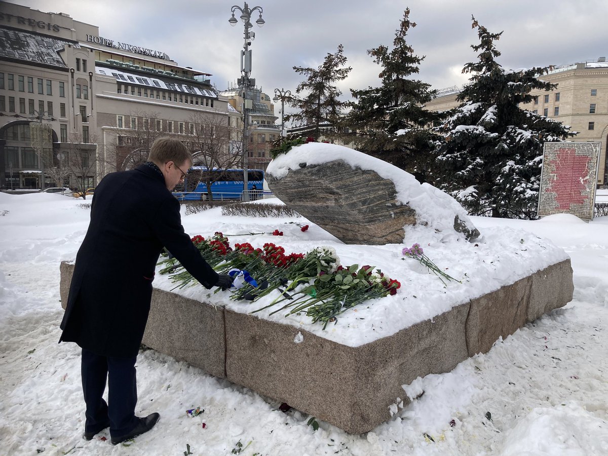 Посол Финляндии в Российской Федерации Антти Хелантеря почтил сегодня память Алексея Навального, возложив цветы у Соловецкого камня, памятника репрессированным.