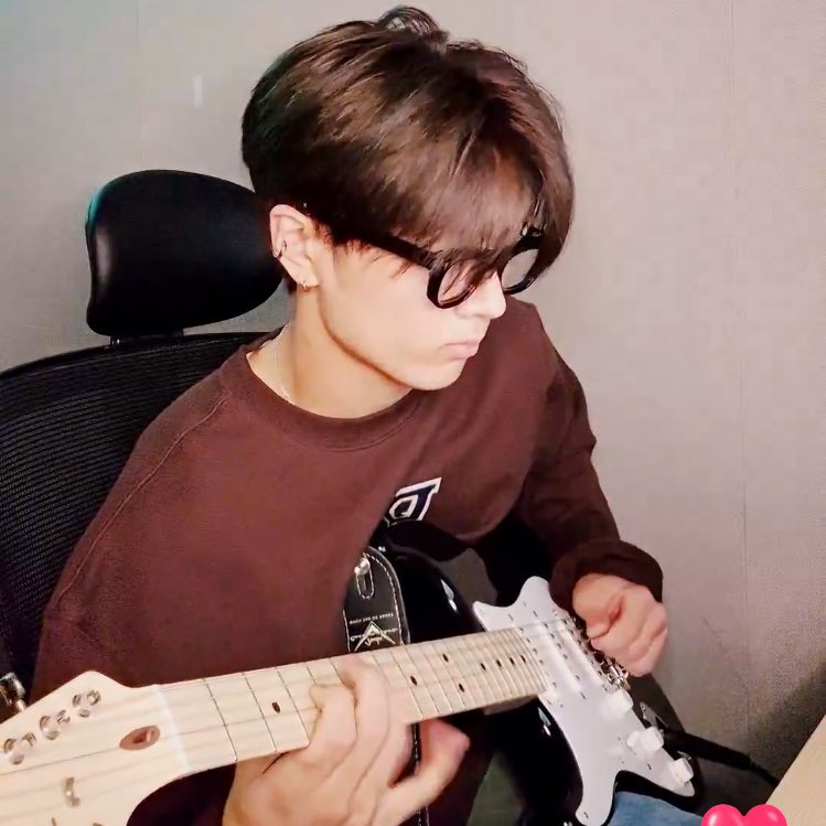 Jaywonhugs's tweet photo. the most handsome idol 😭 https://t.co/Z0Pg4Sl6XZ