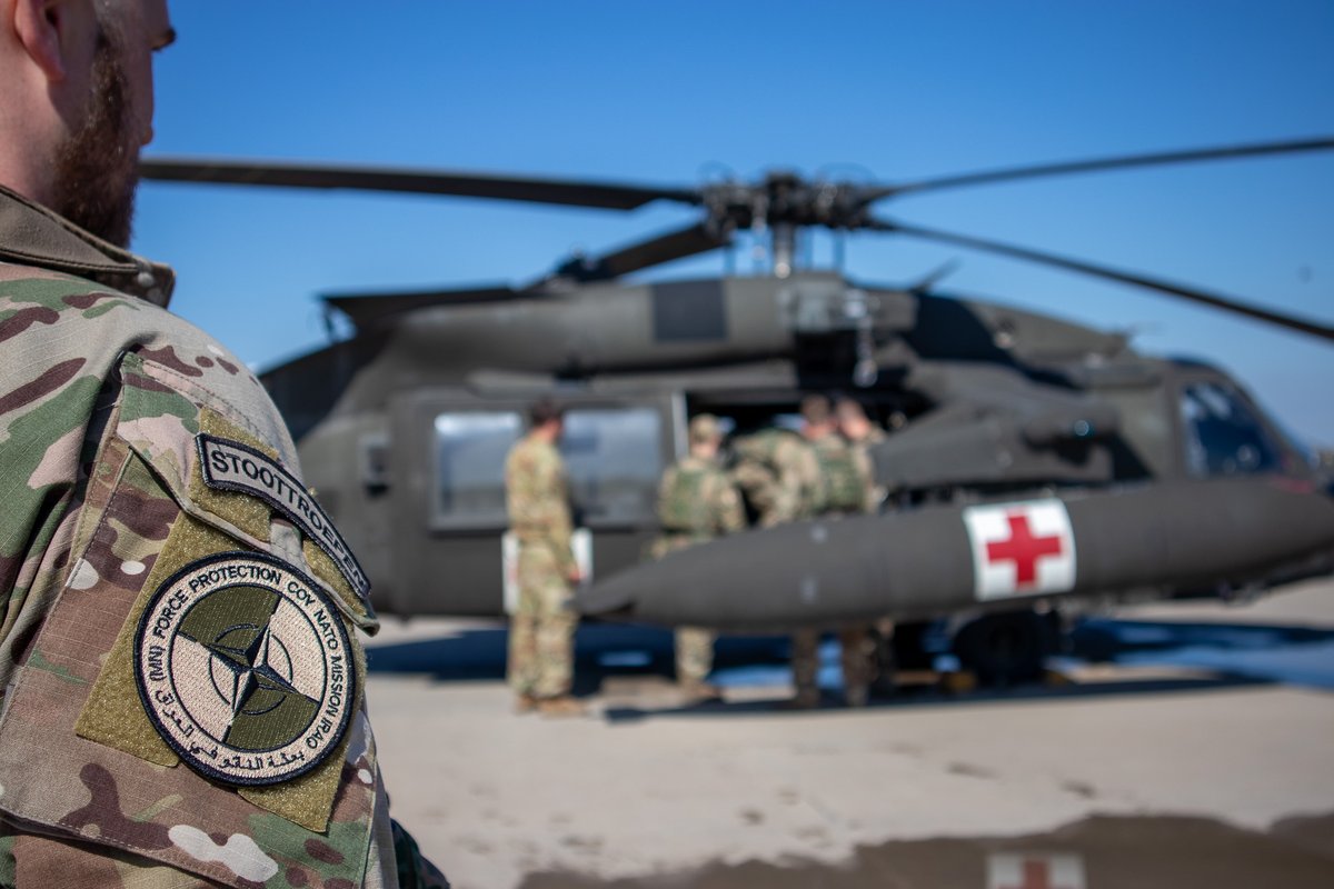 Om effectief samen te kunnen werken in noodsituaties, hebben de luchtmobiele militairen in Irak tijdens de Nato Missie Irak een zogenoemde DUSTOFF-training gevolgd. 
#nmi #iraq #nato #navoschouderaanschouder