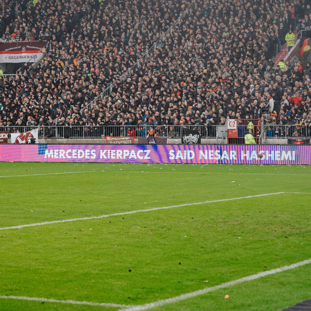 fcstpauli's tweet photo. Vier Jahre nach dem Anschlag in #Hanau haben wir beim Heimspiel gegen Braunschweig an die neun Opfer erinnert, die ein 43-Jähriger aus rassistischen Motiven ermordete.
#fcsp #fcspebs #saytheirnames https://t.co/eb35xI16rA