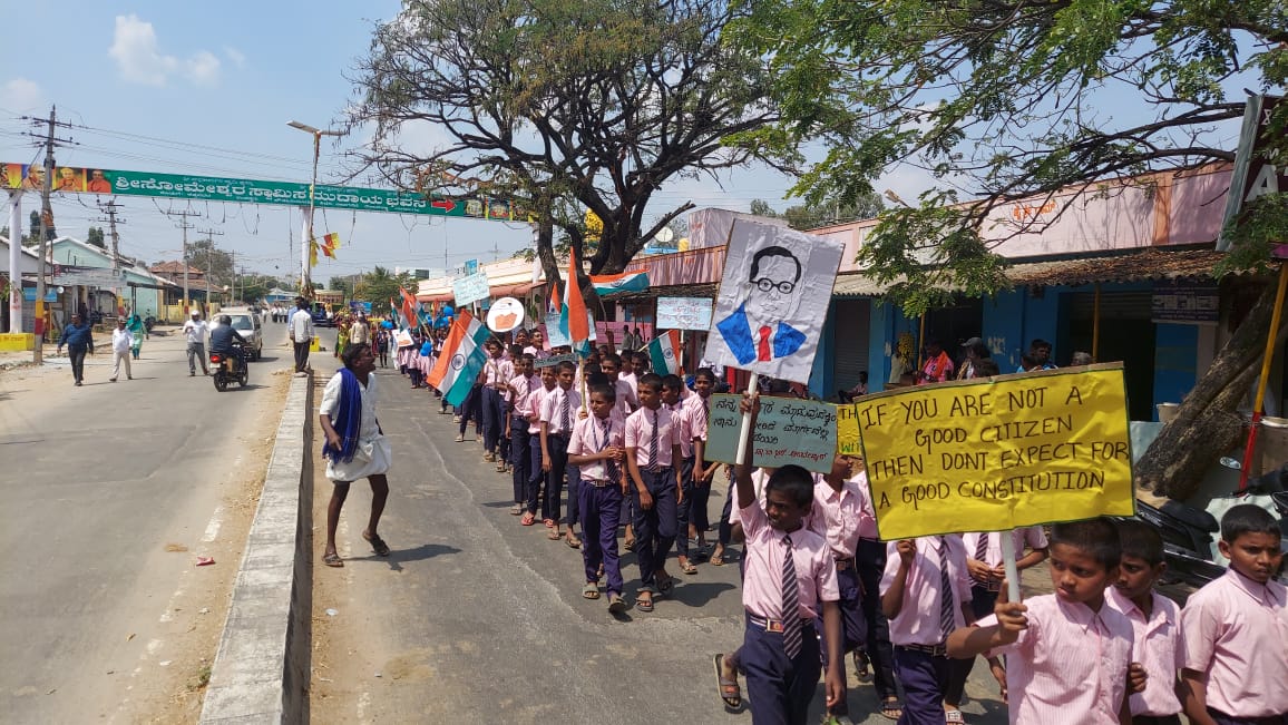 CkmDswo's tweet image. ಚೌಳಹಿರಿಯೂರು ಗ್ರಾಮ ಪಂಚಾಯಿತಿ ಕಡೂರು ತಾಲ್ಲೂಕು ಇಲ್ಲಿ ಸಂವಿಧಾನ ಜಾಗೃತಿಯನ್ನು ಉಪನಿರ್ದೇಶಕರು ಹಿಂದುಳಿದ ವರ್ಗಗಳ ಕಲ್ಯಾಣ ಇಲಾಖೆ ಚಿಕ್ಕಮಗಳೂರುರವರು ಒಡಗೂಡಿ   ಎತ್ತಿನಗಾಡಿ ಜಾಥಾ    ಮೂಲಕ ಸ್ವಾಗತಿಸಲಾಯಿತು ……..#constitutionconventionkarnataka2024 #hcmahadevappa #cmsiddaramaiah #dcchikkamagaluru