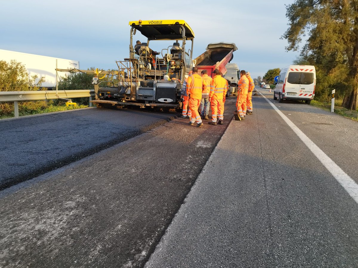 FomentoAND's tweet photo. 🚧#Atentos ‼️ Afecciones al tráfico con reducción de carriles por obras de reparación integral del firme en la #A92, en las provincias de #Sevilla y #Granada
📍 Pk 48 al 58 en #Arahal
📍 Pk 54 y 58 en #Paradas
📍 Pk 176 al 179+150 en #Loja (📸)
#Masai♻️ #ReactEU 🇪🇺 #Carreteras https://t.co/u1r1q6PUI2