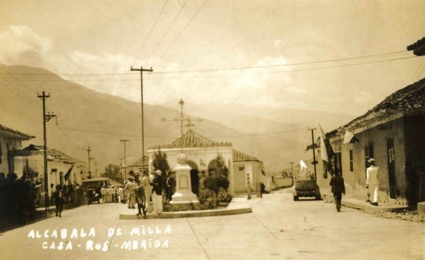 #19Feb #MéridaDeSiempre 
Clásica imagen de la Casa Ros, de #Mérida, de la Cruz del Humilladero (hoy en la adyacencias de la plaza Chaplin) ahí se encontraba un reten que marcaba la entrada al poblado. Foto de mediados de los años 30, aproximadamente.
Ya había energía eléctrica,