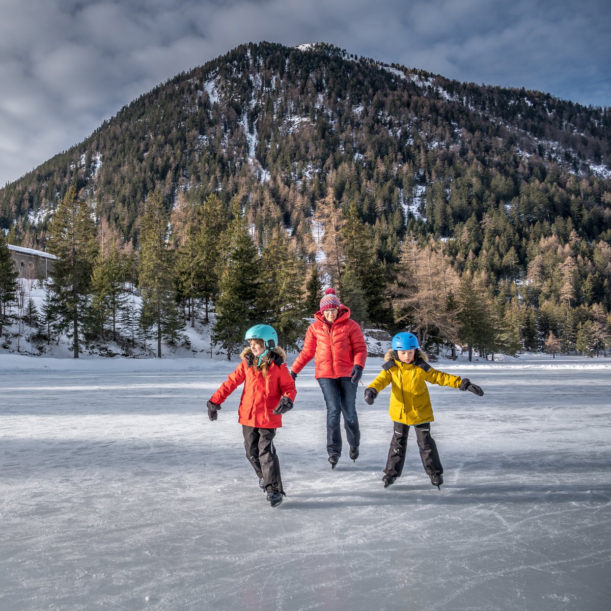 ⛸️ La patinoire naturelle sur le lac de Champex sera à nouveau ouverte dès demain 10h 🥳 #MyPSB #ChampexLac @valaiswallis @MySwitzerland_e 📷: Packed Again