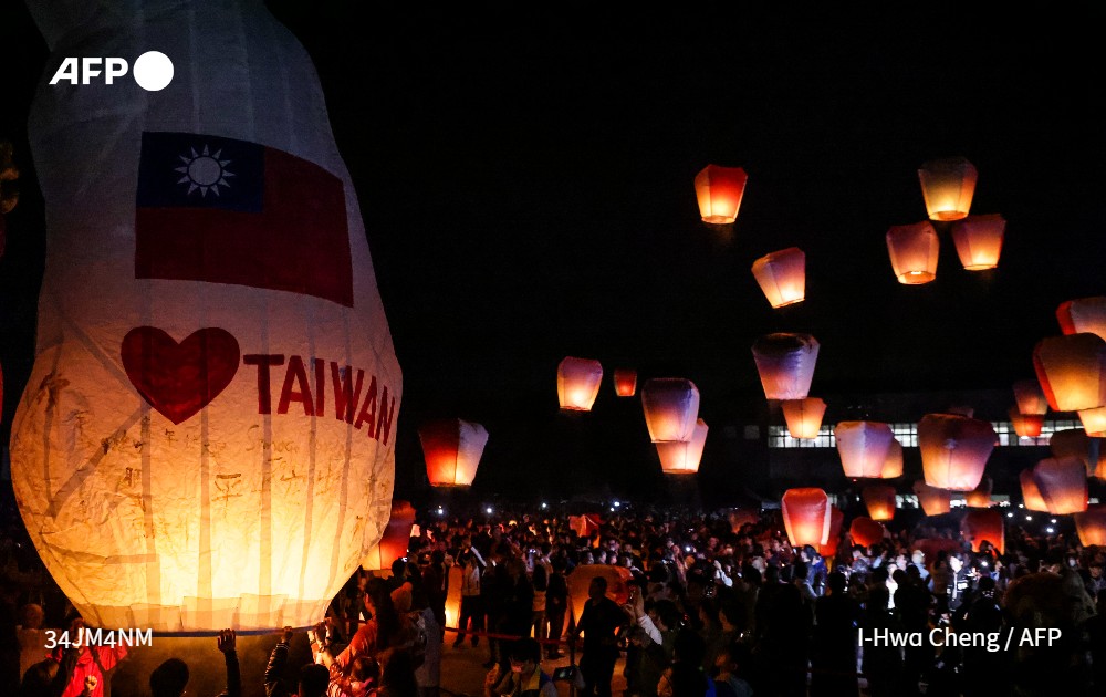 Lovely photos by @IHWACHENG of the Pingxi Lantern Festival in New Taipei City. #Taiwan 🇹🇼