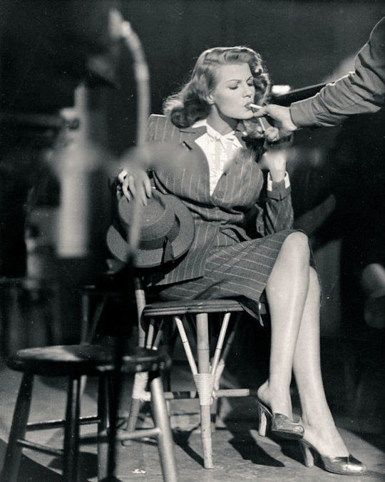 Smoking hot: Rare photos capture Rita Hayworth on film set. bit.ly/2MfXpkn #ritahayworth