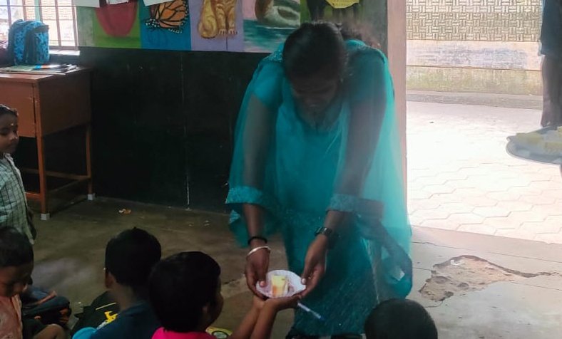 ramakrishnascl's tweet photo. நீதிபதியானார் எங்கள் பள்ளி மாணவி... 😍
எம் பள்ளியின் முன்னாள் மாணவி செல்வி து.ஜெயபாரதி நடந்து  முடிந்த உரிமையியல் நீதிபதி தேர்வில் வெற்றி பெற்றார். 

இன்று எம்பள்ளி மாணவர்களுக்கு இனிப்பு வழங்கி  கலந்துரையாடி தனது வெற்றியை எங்களுடன் பகிர்ந்துகொண்டார். https://t.co/gvM3qo6M5x
