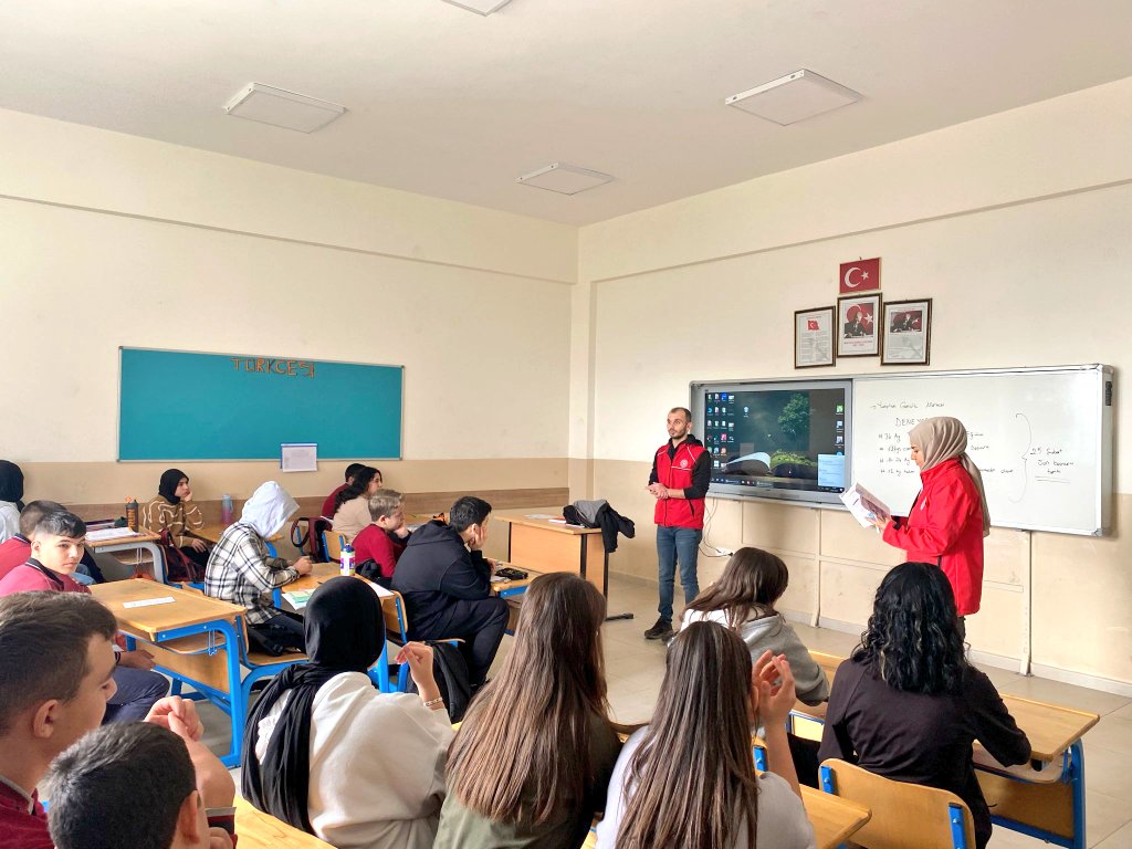 GSB_YahsihanGM's tweet photo. Geleceğin teknoloji yıldızlarının eğitim alacağı #DENEYAP Teknoloji Atölyesi tanıtımı için okulları ziyaret ediyoruz.  💻🚀🇹🇷
Bugünkü durağımız⬇️

📍Şehit Bekir Ferhat Kaya İmam Hatip Orta Okulu

#MilliTeknolojiHamlesi 
#GSBGM https://t.co/BU4aQOE9QN