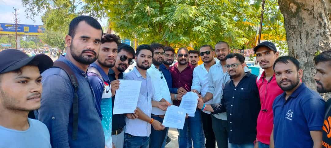 NEYU4INDIA's tweet photo. जिला रीवा में ज्ञापन...

#MP_PATWARI_S 
#MP_में_15_लाख_दो_नौकरी_लो 

@CMMadhyaPradesh @DrMohanYadav51 https://t.co/ebykYOL0dj