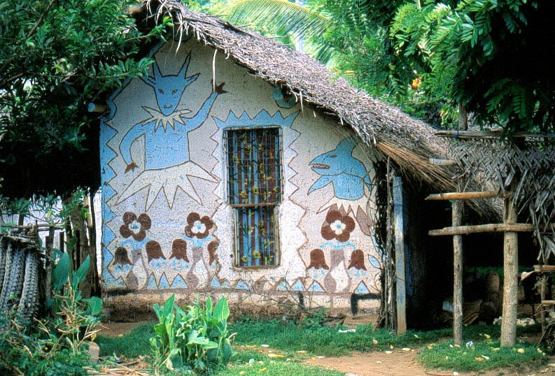 Respectez la culture mahoraise @Prefet976 @PoliceNat976 (& @InseeOI).

Cessez d'appeler 'banga' les cases en tôle d'habitat illégal des bidonvilles.

A #Mayotte le banga était la case traditionnelle, en torchis avec un toit de feuilles de cocotier tressées, du jeune mahorais.
1/
