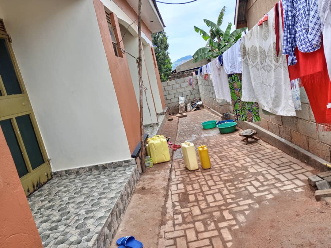 shukranproperty's tweet image. #NANSANA GGANDA
3 Rental Units -  Double Rooms 
Monthly Income of #750K 
All with Bathrooms Inside &amp;amp; Outside Store
Asking Price -  #65M
Call 0706592177