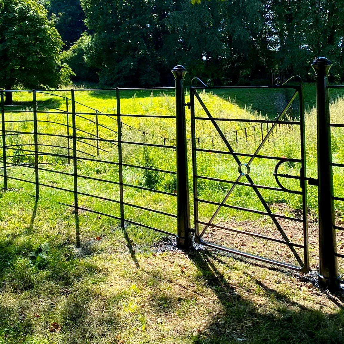 Deer gates mirror the exact design of the fence, with rails flowing in line with the fencing you have installed, providing a seamless look to your fence line. The gates can be manufactured as singles or as double gates

#deerfence
#deer
#gates
#steel
#solidsteel
#thetraditionalco