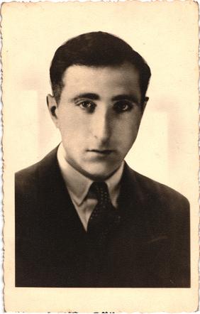 AuschwitzMuseum's tweet photo. 19 February 1912 | A Dutch Jew, Mozes de Wolf, was born in Amsterdam. 

He arrived at #Auschwitz on 21 October 1942 in a transport of 1,327 Jews deported from Westerbork.
No. 69666
He perished in the camp on 17 February 1943, two days before his 31st birthday. https://t.co/UooRY0CdD2