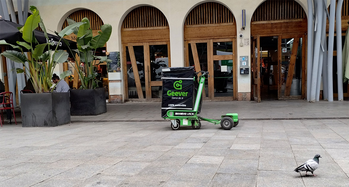 MOOEVO_Spain's tweet photo. Patinete eléctrico de reparto #mooevo para la empresa de #delivery  Geever en #Barcelona  #deliveringthefuture #Sostenibilidad https://t.co/Z3W0CSmeqp
