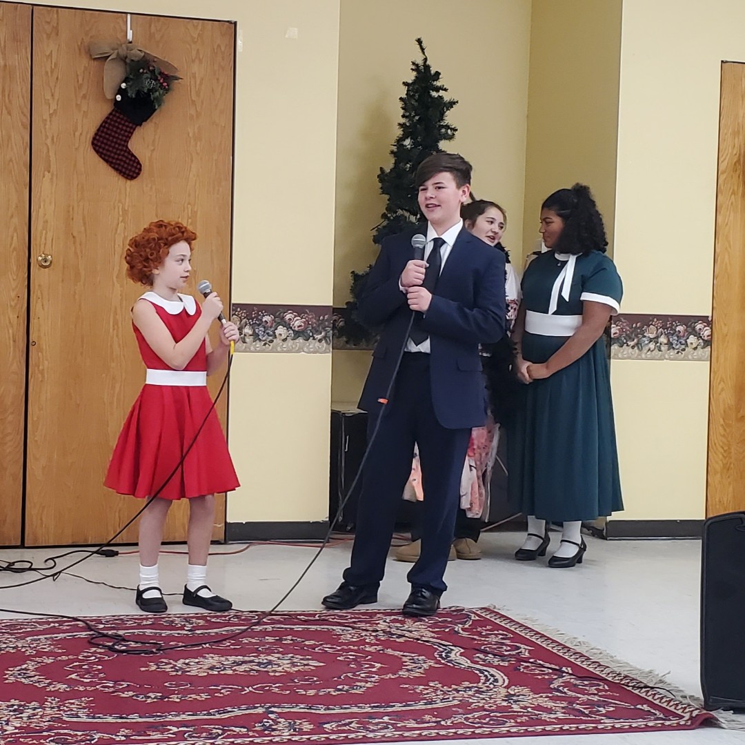 LifePathNY's tweet image. 🎭✨ We had a special visit from the talented Cohoes Middle School drama players, who treated us to three enchanting songs from their production of Annie! 🎶 🎬 It was a delight to hear these young stars sing songs from their show! 🌟 #SupportLocalTheater  🎭✨