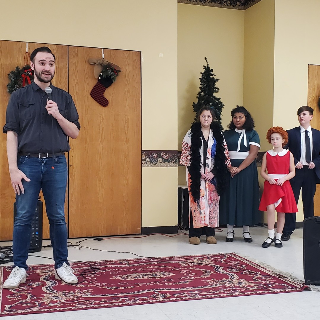 LifePathNY's tweet image. 🎭✨ We had a special visit from the talented Cohoes Middle School drama players, who treated us to three enchanting songs from their production of Annie! 🎶 🎬 It was a delight to hear these young stars sing songs from their show! 🌟 #SupportLocalTheater  🎭✨