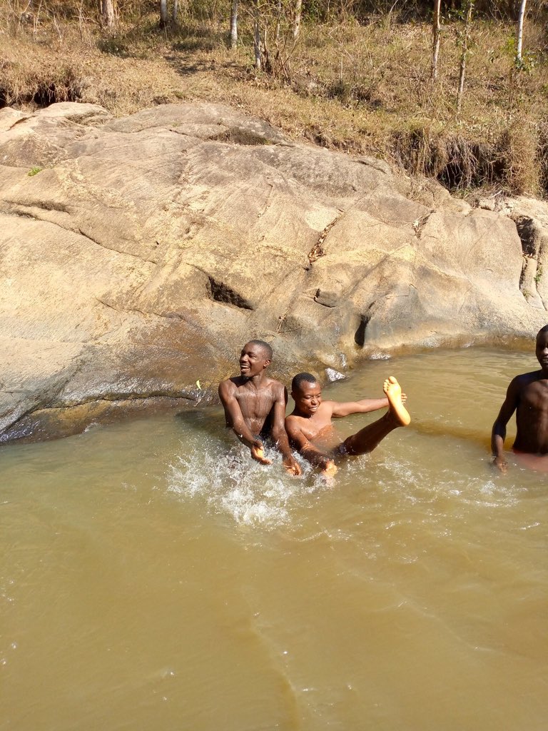 Nabimara_Paul's tweet photo. I Will never forget a man who took away our Clothes when we had gone for swimming in a dam at his farm 😂😂

We walked naked back home 😂😂 https://t.co/jmmv6Ge6On