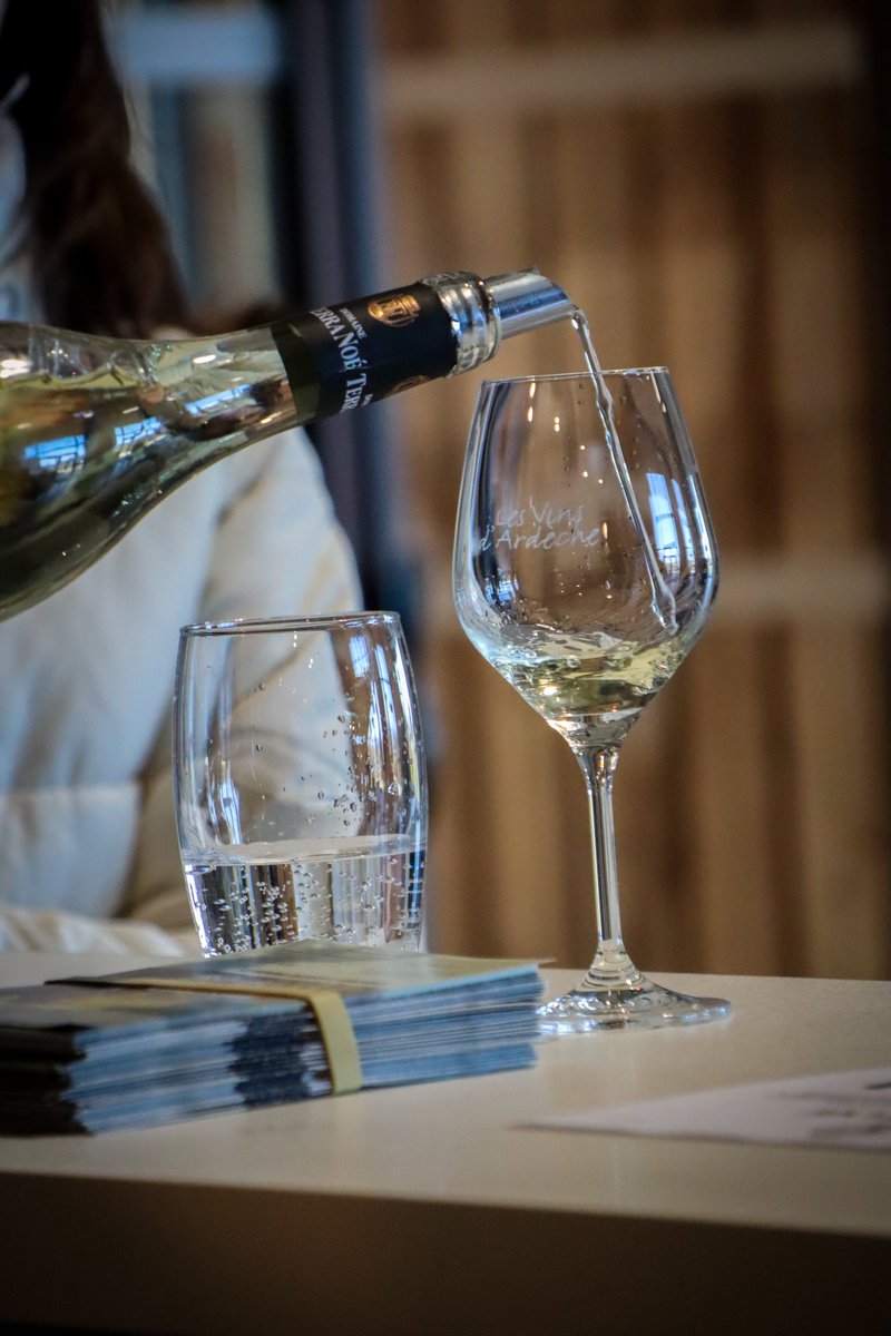 Saveurs de truffes et vins d'#Ardèche 🍷
Rencontre avec Gérard, #trufficulteur passionné, pour un atelier découverte de la #truffe suivie par une dégustation en accord avec les #vins du #DomaineTerraNoé !