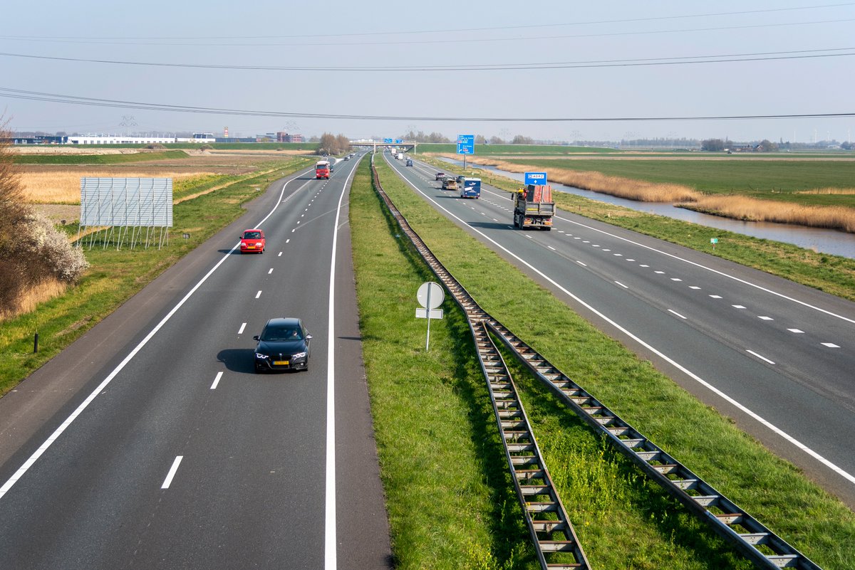 Rijkswaterstaat gunt vast onderhoud Zeeuwse rijkswegen aan Mourik Infra BV. bit.ly/3OKFbry