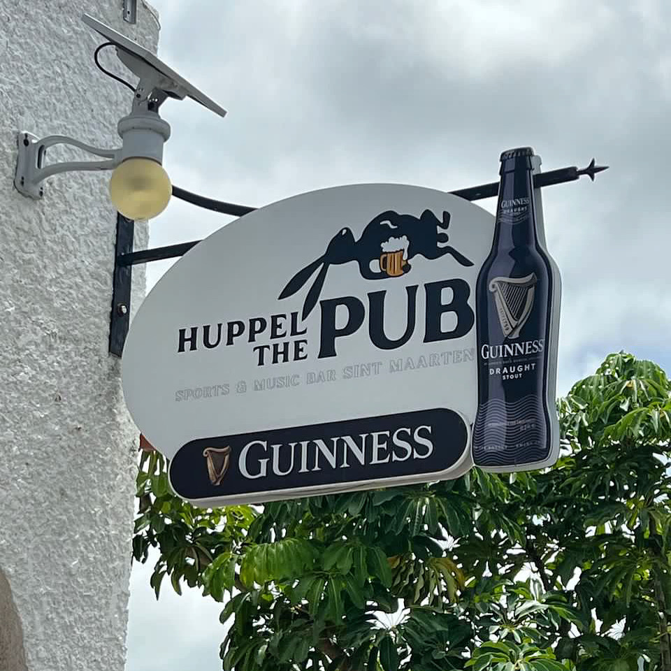 In de plaats Simpson Bay op Sint-Maarten bestaat een café met de naam Huppel the Pub.