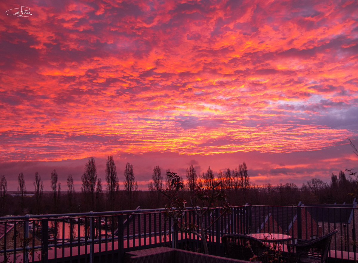 Sunrise over @campbellwharf Marina in #MiltonKeynes this morning. They say that February is a good month for sunrises and sunsets, and this morning it was definitley true! A great way to start the week 😊 @scenesfromMK @CRTBoating @CanalRiverTrust @TheParksTrust @DestinationMK