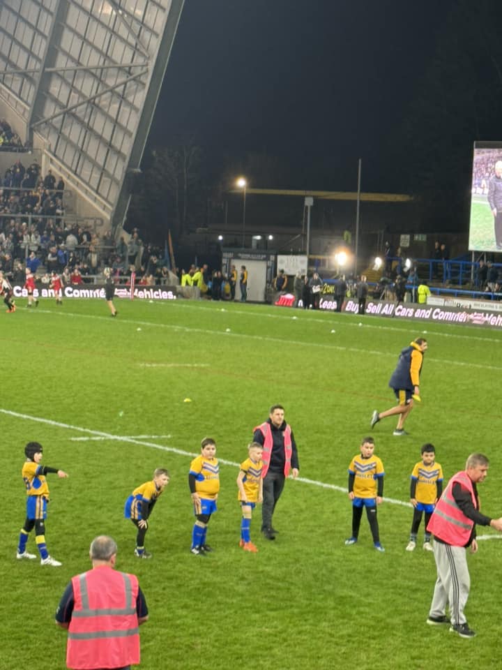 On Friday @Hunslet_ARLFC were been celebrated at Headingley for Leeds Rhinos first game of the season. The open age & youth teams were celebrated before KO & at half time. What a night for Hunslet ARLFC and @HunsletClub charity! #rugbyleague