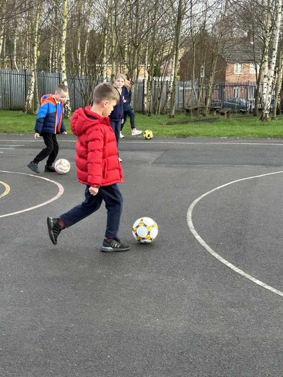 HolySpiritWA9's tweet photo. #Year3 really enjoyed their first football session today! #progressivesports #PE https://t.co/SmFyFy1yQh
