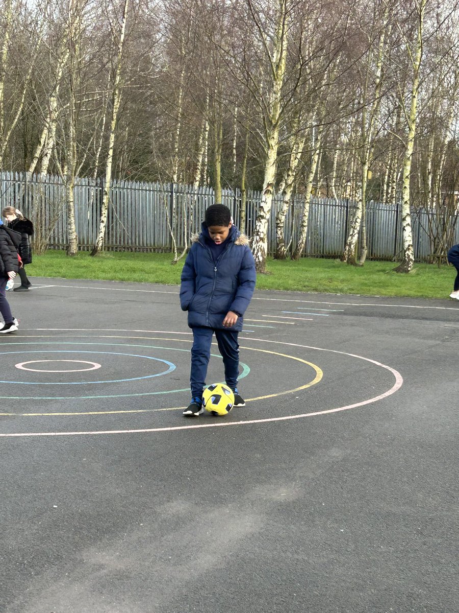 HolySpiritWA9's tweet photo. #Year3 really enjoyed their first football session today! #progressivesports #PE https://t.co/Uxh5Vi8i0A