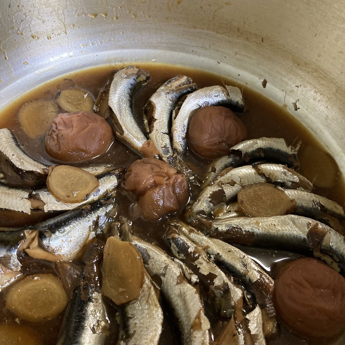 egiko830's tweet photo. 骨まで食べれる鰯の梅煮完成。ご飯何杯でも行けちゃうよ^ ^ https://t.co/RuAqs7Vk0N