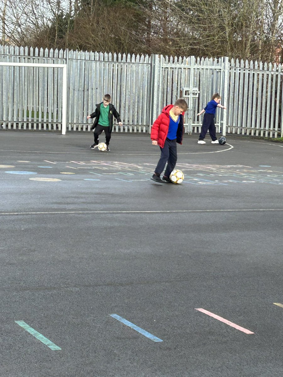 HolySpiritWA9's tweet photo. #Year3 really enjoyed their first football session today! #progressivesports #PE https://t.co/59OHPi042M